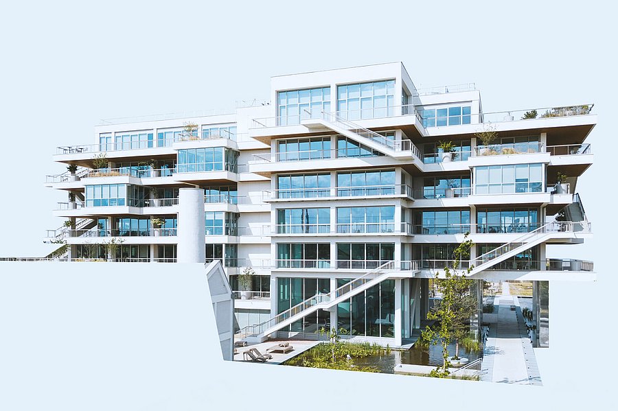 Architektur-Modell eines modernen Wohngebäudes. Viel weiß, viel Glas, Treppen zwischen den Stockwerken, grüne Pflanzeninseln und Dachterrassen
