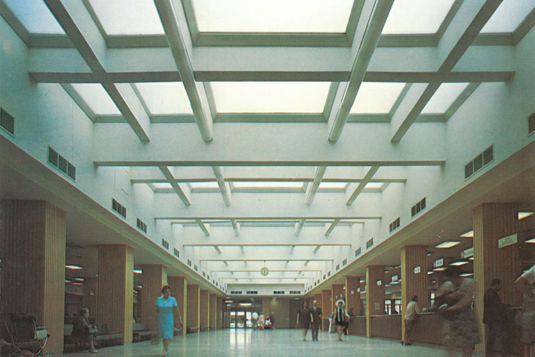 Referenz: Schalterhalle in Düsseldorf (1970, Farbe), Helligkeit durch großzügige Lichtkuppeln